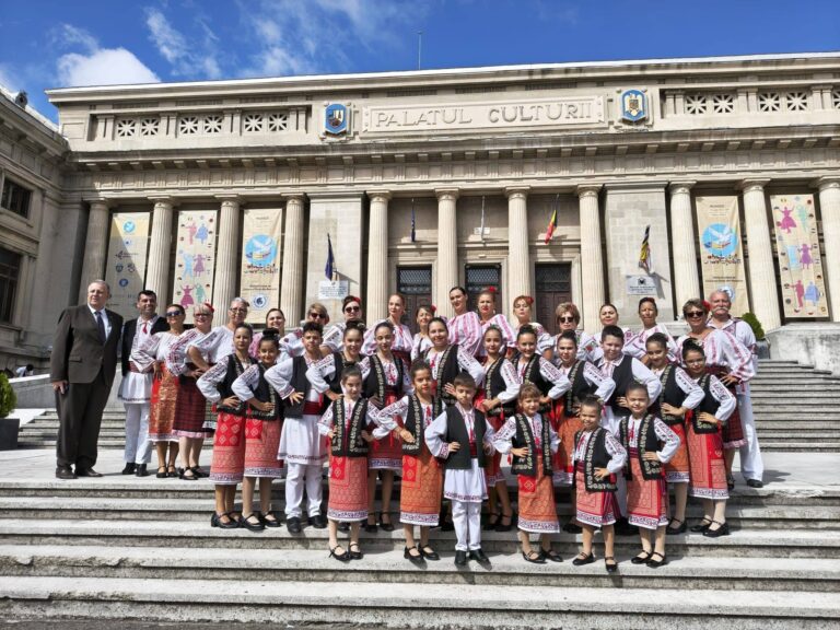 Ansamblurile folclorice din Târgoviște au strălucit la Festivalul „Alfabetul Conviețuirii”! Mugurași de la Chindie și Florile Chindiei, printre vedetele evenimentului elen din România