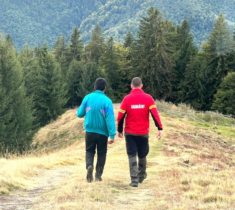 Intervenție de urgență în Munții Leaota! Un bărbat rătăcit în zona Valea Raciului, găsit și condus în siguranță de salvamontiști dâmbovițeni