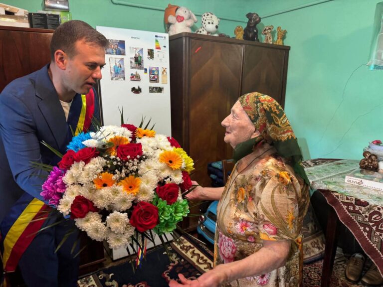 Centenar sărbătorit la Răzvad! Doamna Maria Vișan, un exemplu energie, mândrie și bucurie la 100 de ani