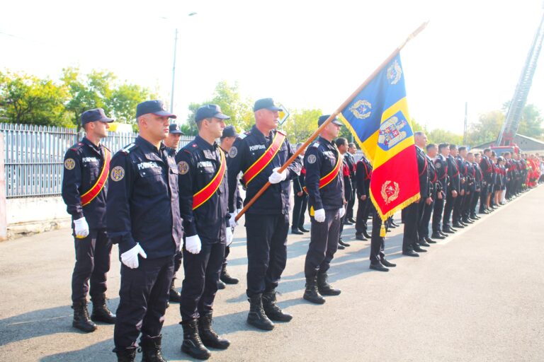 Defilare, avansări în grad, exercițiu demonstrativ și expoziție de autospeciale de Ziua Pompierilor, la ISU Dâmbovița