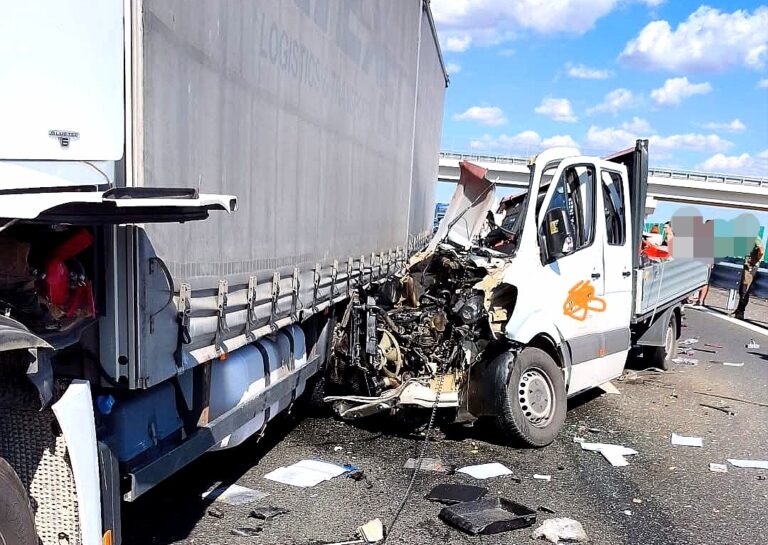 Impact devastator între o autoutilitară și un autotren! Trei persoane și-au pierdut viața pe loc, iar alte două sunt rănite grav. Traficul rutier blocat pe sensul de mers Pitești – Craiova