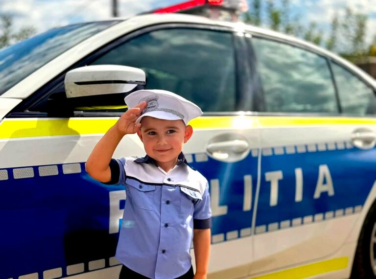 A vrut un singur lucru de ziua lui: să fie polițist! Zi de naștere emoționantă pentru un băiețel de 3 ani