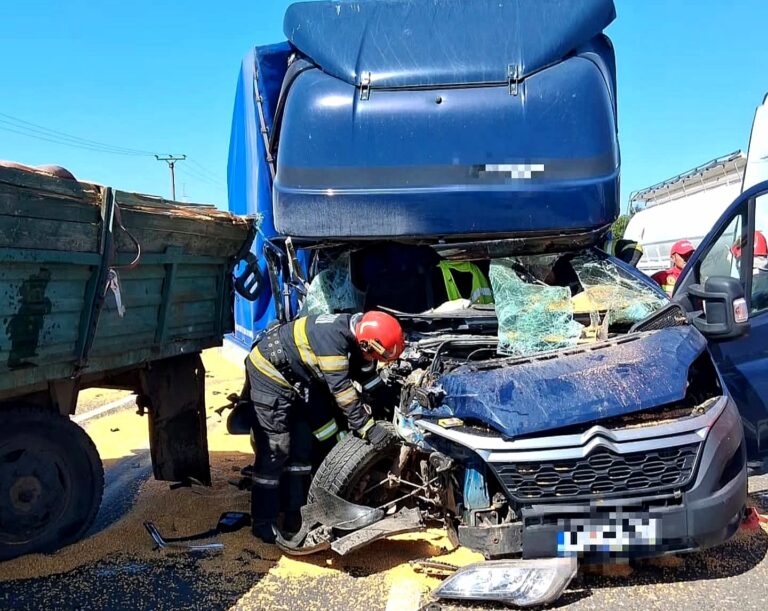Impact devastator între o autoutilitară și un tractor cu două remorci! Momente îngrozitoare pentru un șofer de 34 de ani! A fost transportat la spital cu elicopterul SMURD