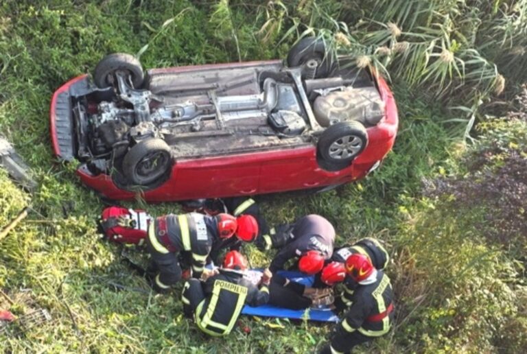 A scăpat cu viață dintr-un accident cumplit! O șoferiță din Dâmbovița s-a izbit cu mașina de un parapet metalic, iar apoi s-a răsturnat cu aceasta în albia unui pârâu