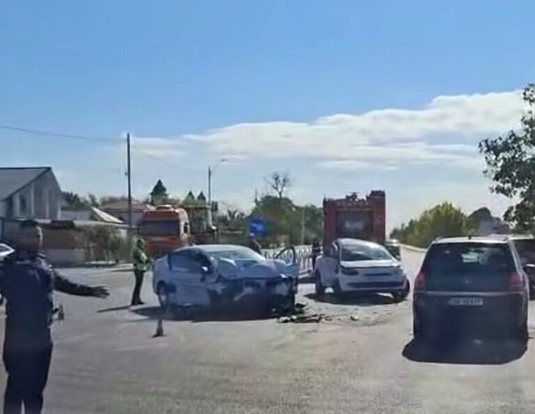 Accident grav în Dâmbovița! Două mașini s-au izbit violent într-o intersecție pe DN 7. Ambii șoferi au ajuns la spital