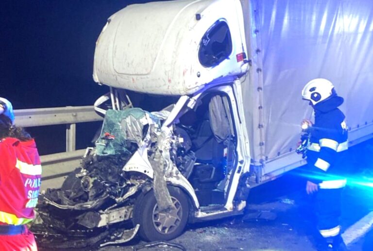 Impact fatal cu un TIR! Sfârșit crunt pentru un șofer de 34 de ani, aflat la volanul unei autoutilitare. Tânărul a pierit pe loc în urma impactului devastator