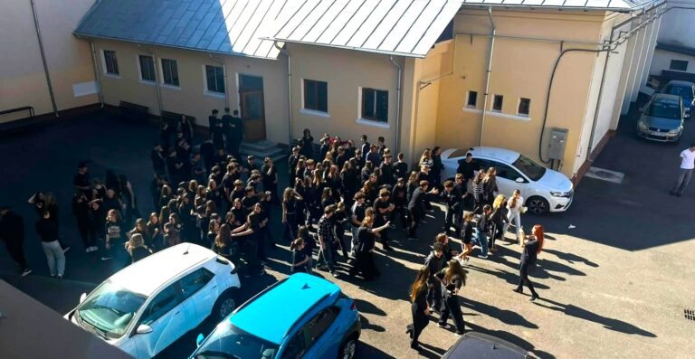 Uniforma obligatorie, noul motiv de revoltă în școli. „Educația nu se repară la croitorie”! Protest și în unitățile de învățământ din Dâmbovița