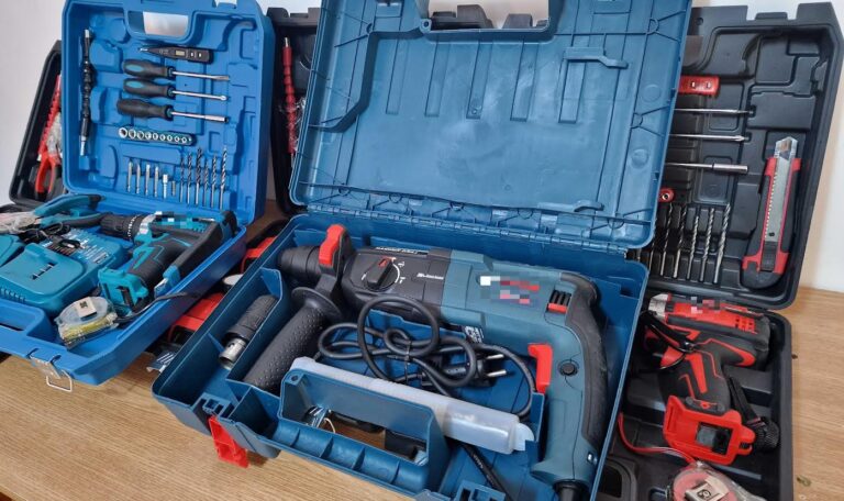 Comercializa produse de „firmă” la colț de stradă! Adolescent prins la Târgoviște în timp ce vindea truse electrice inscripționate cu mărci cunoscute. Jandarmii au confiscat mai multe seturi cu unelte de uz gospodăresc