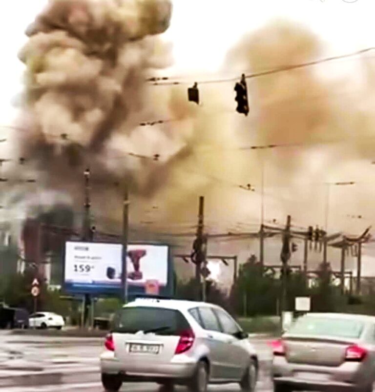Hală de producție în flăcări, în urma unei explozii puternice! Intervenție de amploare a pompierilor la Iași. Suprafață de 1000 de metri pătrați afectată