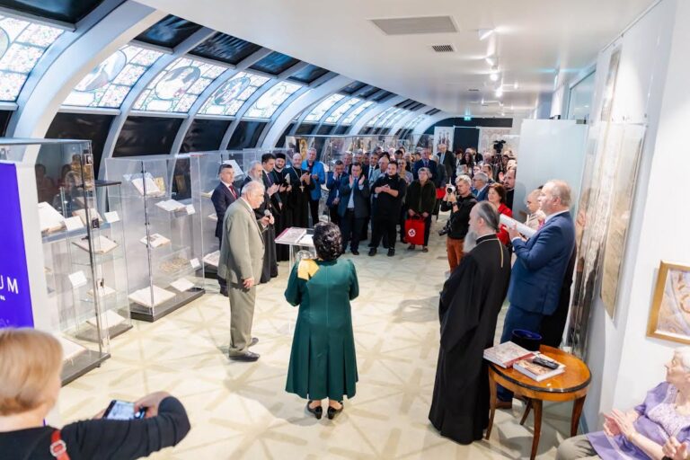 Zece capodopere ale artei manuscrisului și tipăriturii, aflate în colecțiile CNM Curtea Domnească Târgoviște, au ajuns la Iași, într-o impresionantă expoziție de carte veche, manuscrise și odoare ale ortodoxiei românești