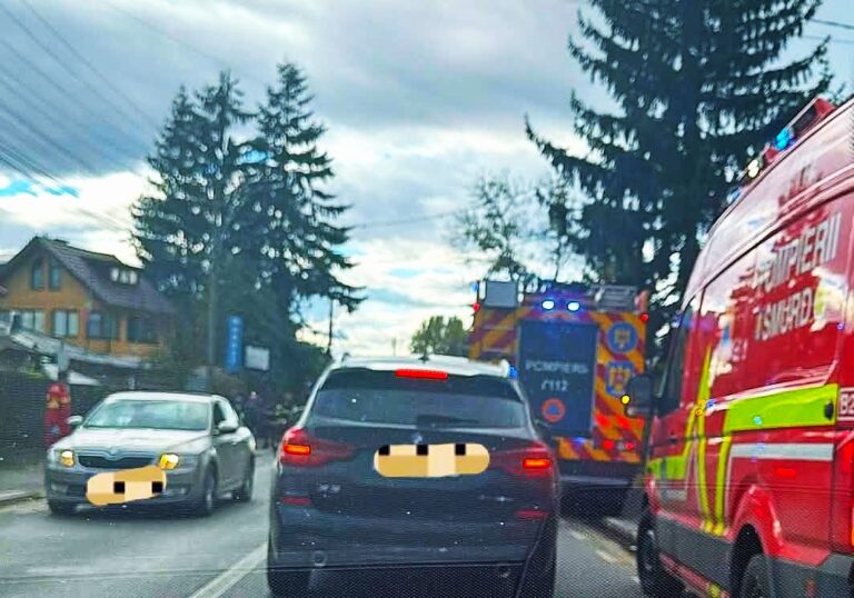 Alertă lângă Târgoviște! O mașină a luat foc luni după-miază. Pompierii, mobilizați de urgență