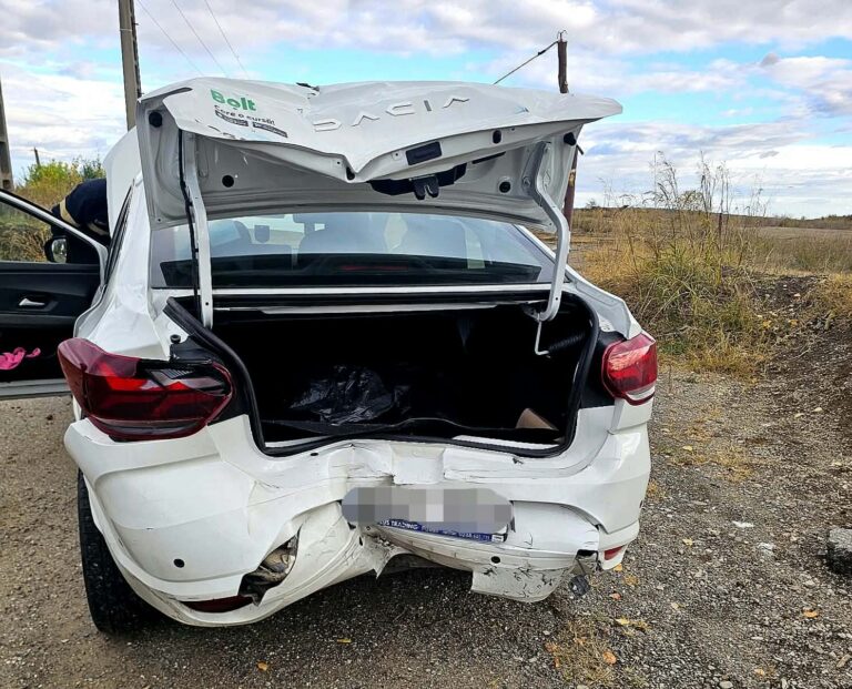 Accident violent pe DN 72, la Lucieni! Momente de groază pentru un șofer din Târgoviște! Bărbatul a fost transportat de urgență la spital