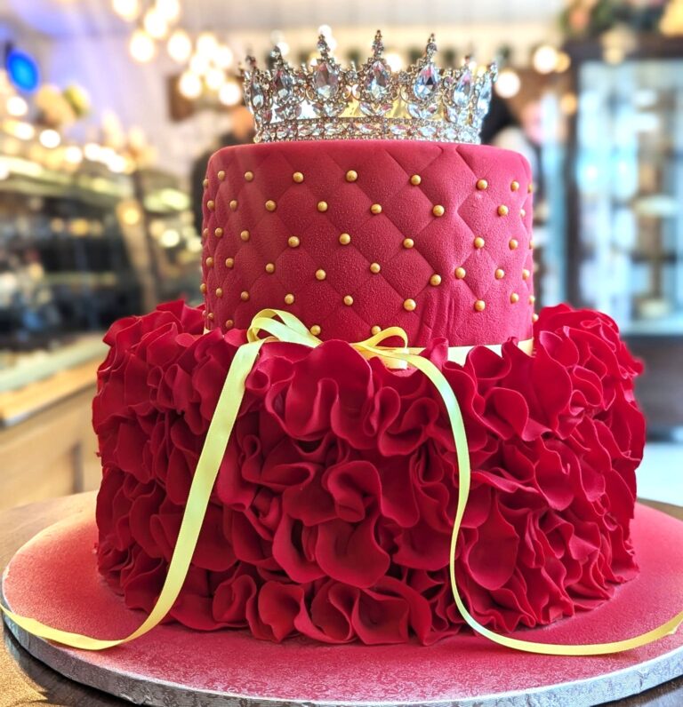 Tortul care fură toate privirile! Cofetăria Delice Chocolat aduce magia deserturilor în cele mai frumoase momente
