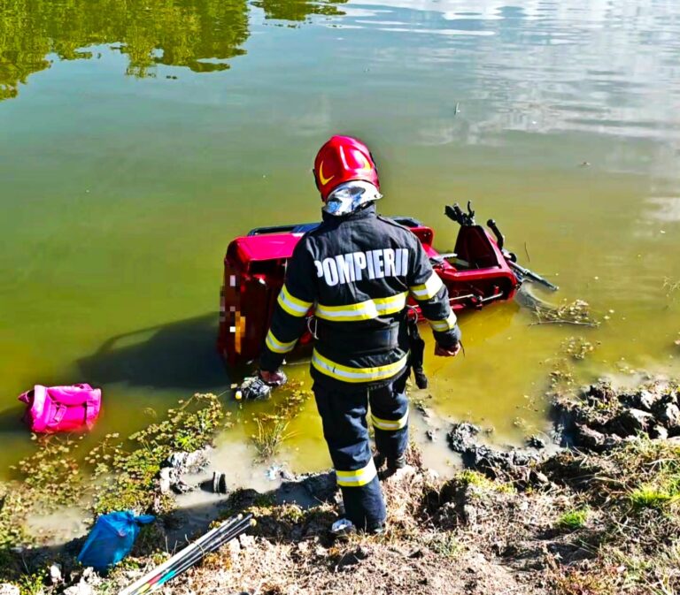 Momente de groază pentru doi pensionari! Salvați în ultima clipă dintr-un canal cu apă, după ce s-au răsturnat cu o tricicletă electrică