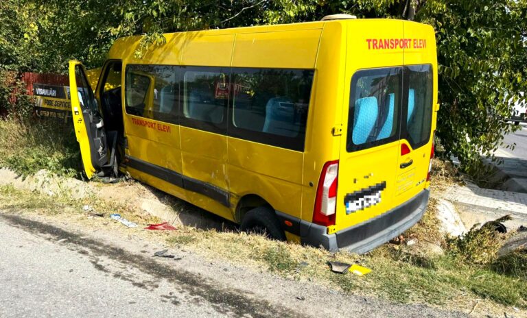 Microbuz școlar cu 10 copii, spulberat într-un accident îngrozitor! Elicopterul SMURD, solicitat pentru un băiat de 9 ani, rănit grav. Tot la spital au ajuns o elevă de aceeași vârstă și șoferul microbuzului