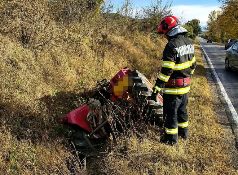 Impact îngrozitor pe Valea Dâmboviței! Tractor răsturnat în șanț după ciocnirea cu o autoutilitară. Tractoristul, de urgență la spital