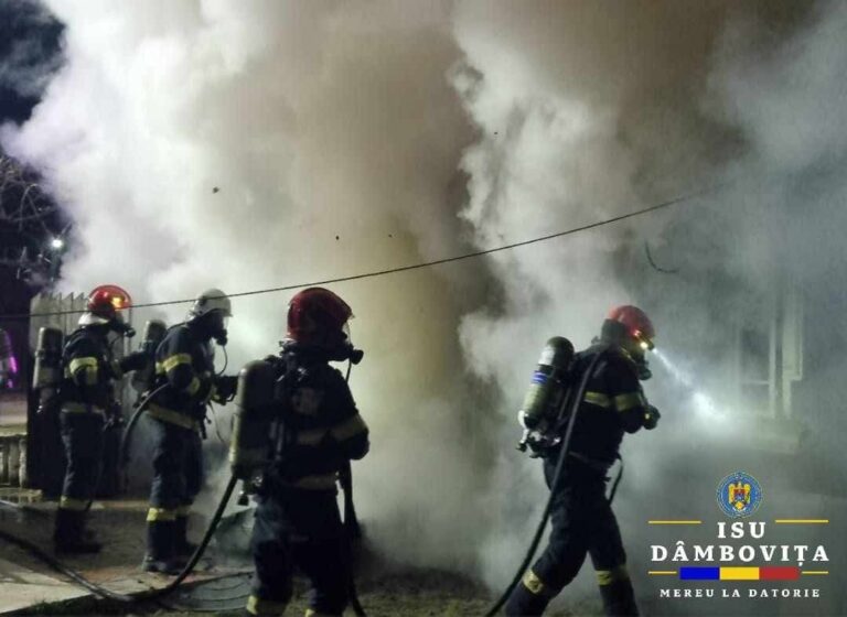 Familie din Dâmbovița, lovită de necaz la ceas de seară! Casa acesteia a fost distrusă de un incendiu violent. S-a intervenit cu trei autospeciale de stingere