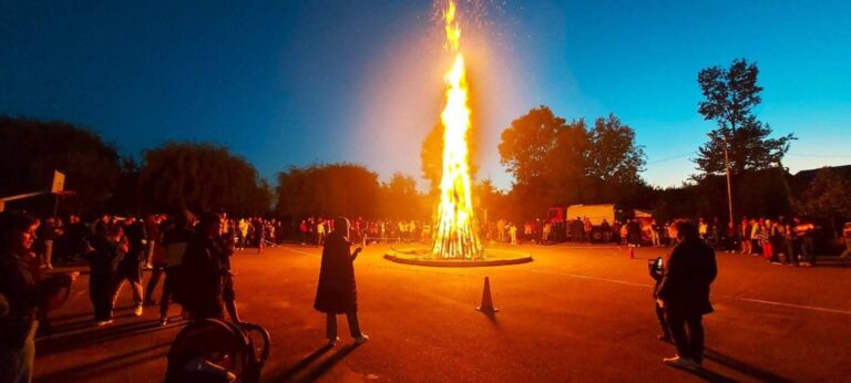 Focul lui Sumedru se aprinde și în acest an la Fieni! Evenimentul spectaculos îi cheamă pe localnici la o seara de neuitat, în ajunul sărbătorii Sfântului Dumitru