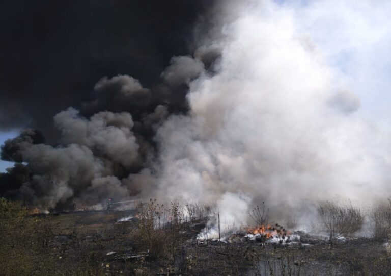 Comisarii Gărzii de Mediu au tăiat în carne vie în urma incendiului de deșeuri și anvelope de la Conțești! S-au aplicat trei amenzi și a fost sesizat Parchetul