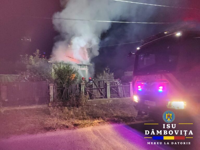 Noapte de coșmar într-un sat din Dâmbovița! Casă cuprinsă de flăcări în Pătroaia Vale. Două persoane au fost asistate medical