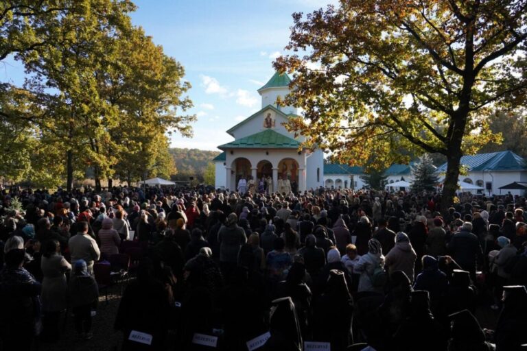Zi de sărbătoare și emoție profundă la Mănești! Mii de credincioși au participat la sfințirea bisericii Schitului „La Stejari”, o lucrare împlinită după 19 ani de trudă și credință