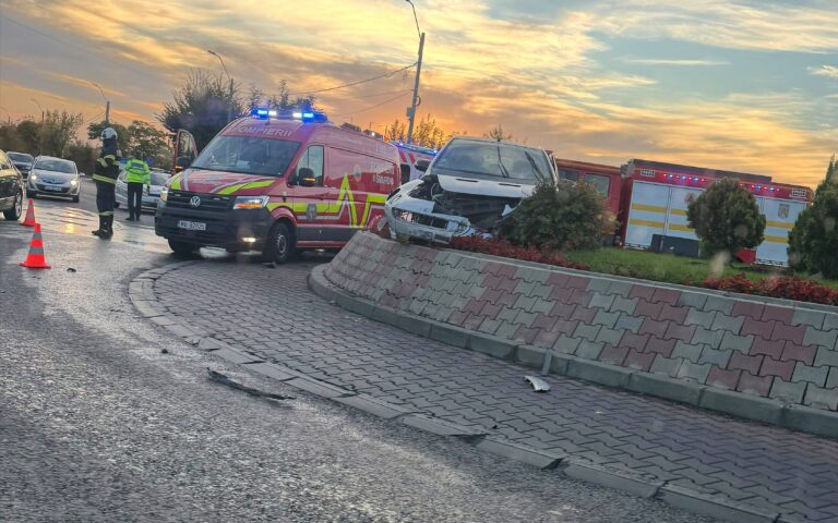 A ,,plonjat” cu mașina în rondul sensului giratoriu din apropierea Dâmbovița Mall! Accident spectaculos pe centura Târgoviștei. Vârstnic de 78 de ani, transportat de urgență la spital