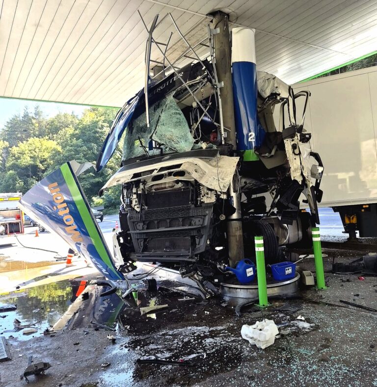 Accident cumplit pe Valea Oltului! A făcut zob pompa unei benzinării! Un TIR s-a izbit violent în stația de alimentare, iar șoferul a rămas încarcerat