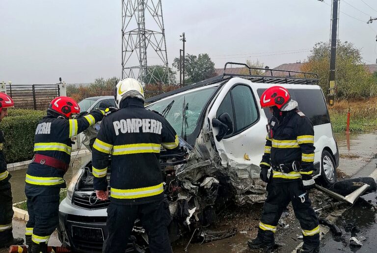 Momente de groază în Dâmbovița, după impactul cumplit dintre un autoturism și o autoutilitară! O femeie și doi bărbați, transportați de urgență la spital. Șoferiță din Nucet, vinovată pentru producerea accidentului