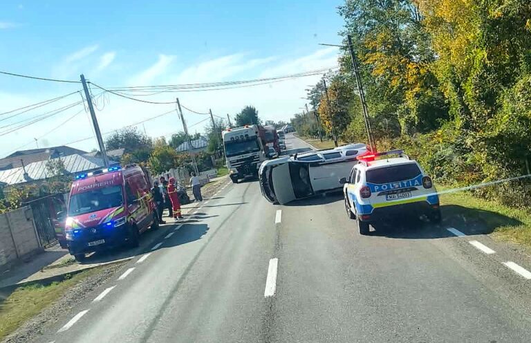 Momente de groază pentru o șoferiță din Târgoviște! A scăpat cu viață miraculos! S-a izbit cu mașina de un autoturism staționat, apoi s-a răsturnat