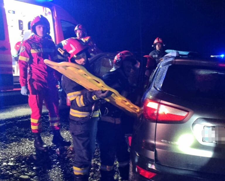 Momente de groază, sâmbâtă seara, pentru o șoferiță din Târgoviște! De urgență la spital, după ce a fost implicată într-un accident la Ilfoveni. Femeia a ajuns cu mașina în afara părții carosabile