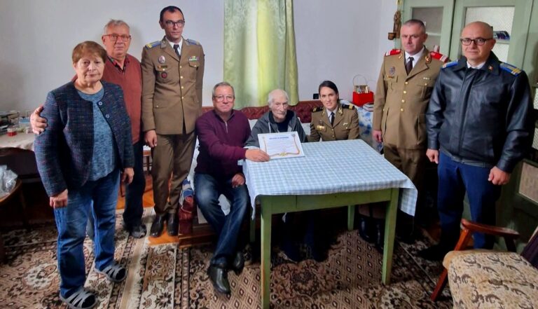 Un erou al celui de-al doilea Război Mondial, omagiat în apropiere de Ziua Armatei Române! Maiorul în retragere Constantin Georgescu, ultimul veteran de război din Dâmbovița, înconjurat de respect și recunoștință