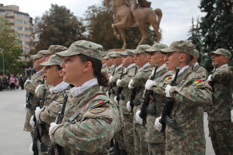 Jurământ cu lacrimi și mândrie la Târgoviște! Zeci de tineri militari au jurat credință față de țară în Piața “Mihai Viteazul”