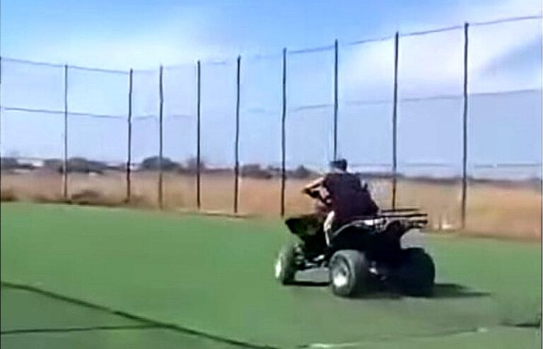 Scene uluitoare consumate pe un teren de sport din Dâmbovița! Un copil de 10 ani a luat ATV-ul fără știrea mamei și a făcut derapaje periculoase. A fost deschis dosar penal