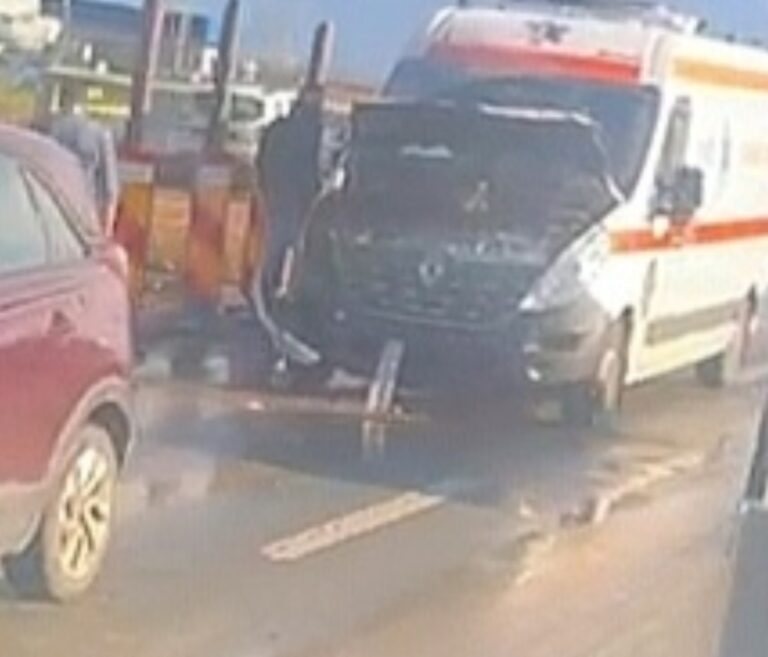 Carambol îngrozitor în Dâmbovița, cu patru autovehicule implicate! O ambulanță a fost implicată în accident. O șoferiță și o pasageră, transportate de urgență la spital