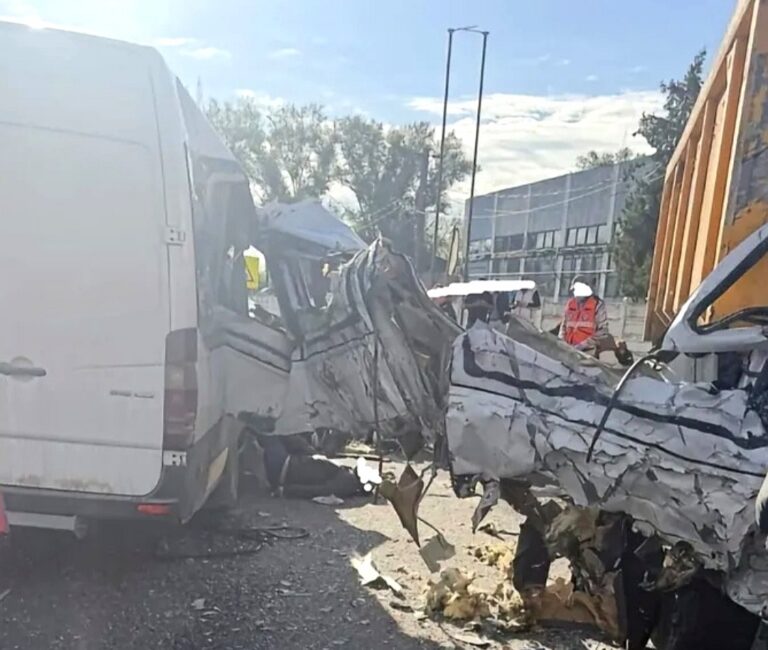 Tragedie pe DN 7! Doi morți și 18 răniți, în urma accidentului devastator dintre o autobasculantă și un microbuz de călători, care făcea curse Târgoviște – București