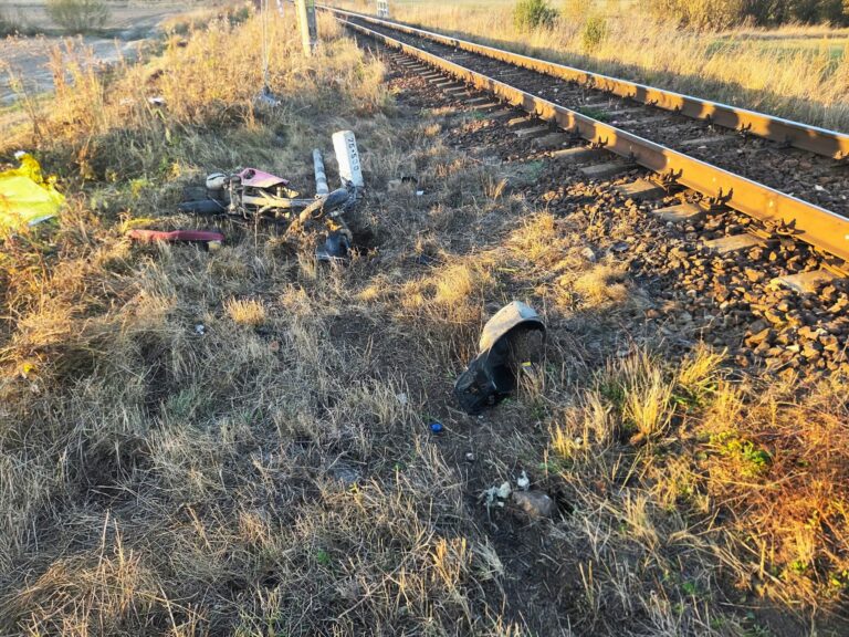 Seară de coșmar pe calea ferată! Doi adolescenți au pierit pe loc după ce motocicleta pe care se aflau a fost izbită de tren. Tinerii nu au avut nicio șansă de supraviețuire în urma impactului devastator