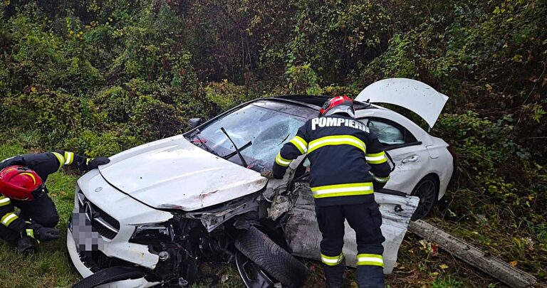 Mercedes făcut zob pe o șosea din Dâmbovița! Momente teribile întâmpinate de șoferul autoturismului. Mașina victimei, proiectată în afara carosabilului