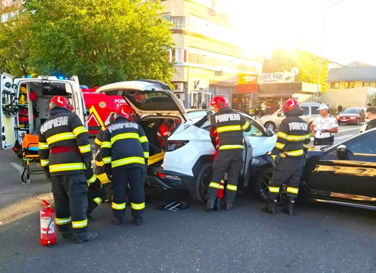 Accident grav la Poarta Bucureștilor! Un șofer și doi pasageri, de urgență la spital după impactul dintre două mașini. Un tânăr de 20 de ani, vinovat pentru producerea coliziunii din Târgoviște
