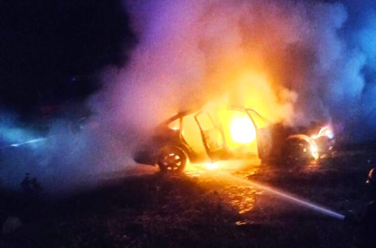 Mașină mistuită de flăcări în miez de noapte, pe Valea Dâmboviței! Autoturismul a ars ca o torță
