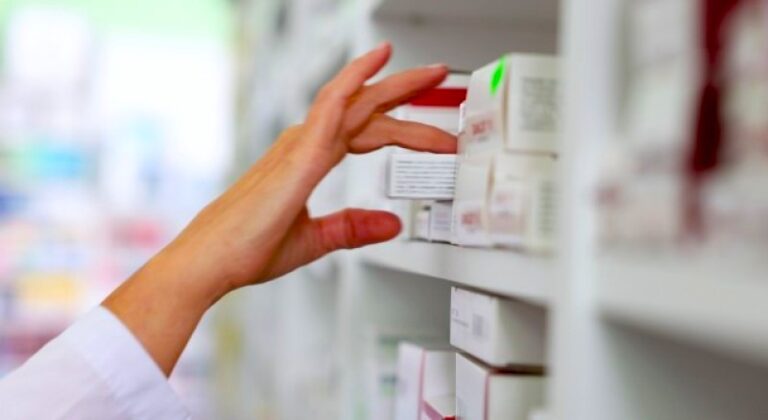 Au dat atacul în farmacie! Au furat medicamente în valoare de 7000 de lei! Doi tineri, reținuți de polițiști